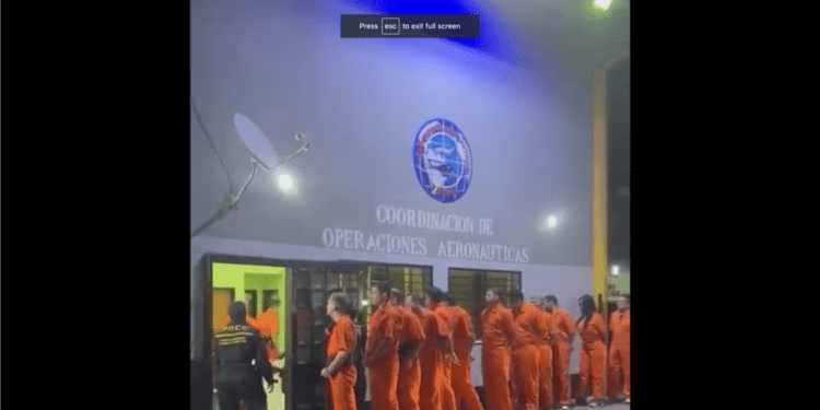 En Venezuela los reos no usan overoles naranja. ¿Por qué los llevan los detenidos por corrupción?