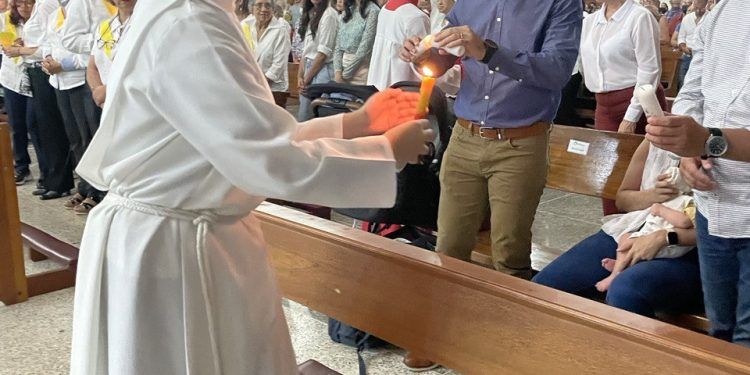 Carabobo: Alcalde de San Diego celebró junto a feligreses la Vigilia Pascual