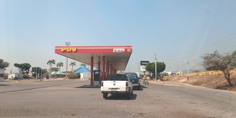 Carabobo: Usuarios reportan enormes colas para surtir gasolina en la entidad (+ Video)