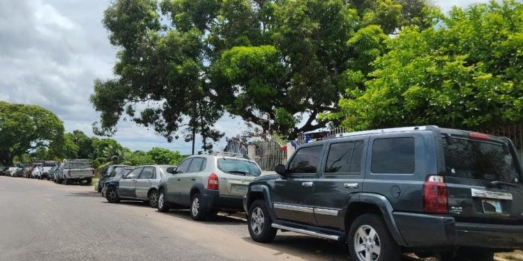 Bolívar: junto a usuarios»Rechazamos las políticas controladoras del combustible en la entidad enfatizó Zaida Vahlis