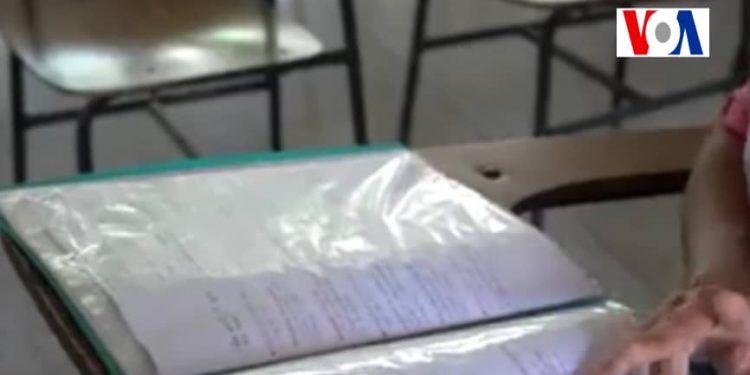 Universitarios venezolanos recurren a rifas y préstamos para pagar sus estudios (Video)