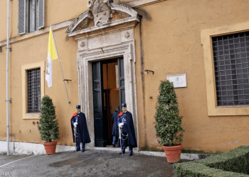 El Vaticano: Automovilista embiste una puerta de la Santa Sede, los gendarmes abren fuego