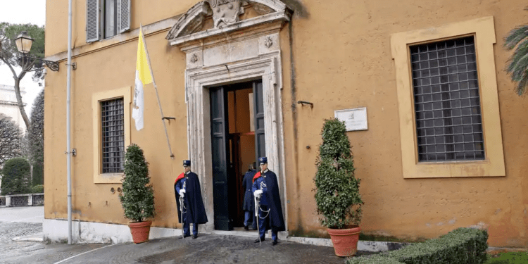 El Vaticano: Automovilista embiste una puerta de la Santa Sede, los gendarmes abren fuego