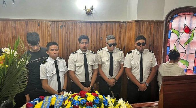 Caracas: Familiares y amigos dieron el último adiós a Nicolás Fermín, joven asesinado en Puente Hierro