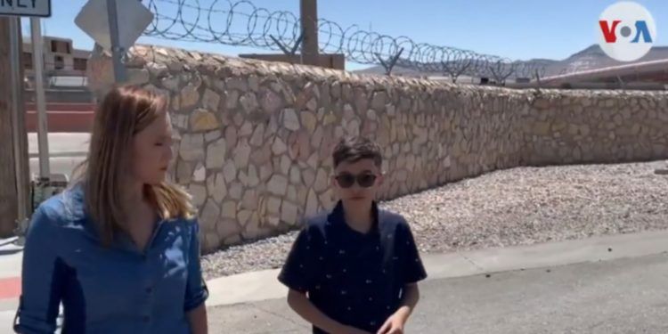 Niño venezolano y su mamá se entregan al CBP luego de una travesía de ocho meses (Video)