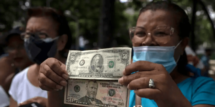 Venezuela: Pago de bonos en base al dólar profundiza economía de doble moneda, según expertos