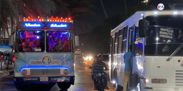 La “chiva rumbera”: fiesta en Caracas a bordo de un bus (+ Video)
