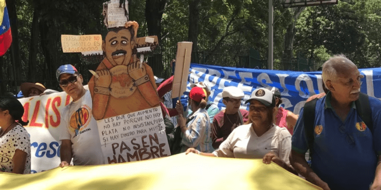Trabajadores y jubilados califican de “engaño” ajustes anunciados por Maduro