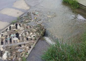 Carabobo: Aguas putrefactas desbordadas destruyen la carretera vieja Valencia – Tocuyito, denuncian vecinos