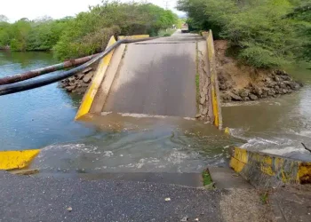 Miranda: Se desplomó el puente de Carenero en Higuerote (+ Video)