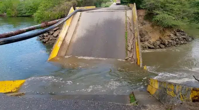 Miranda: Se desplomó el puente de Carenero en Higuerote (+ Video)