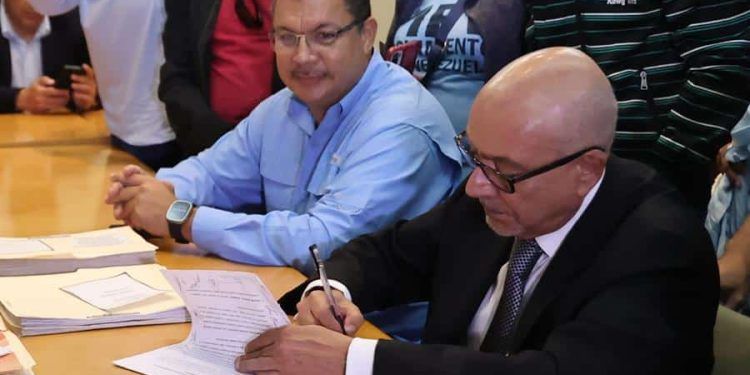 Andrés Caleca oficializa su candidatura a primarias opositoras