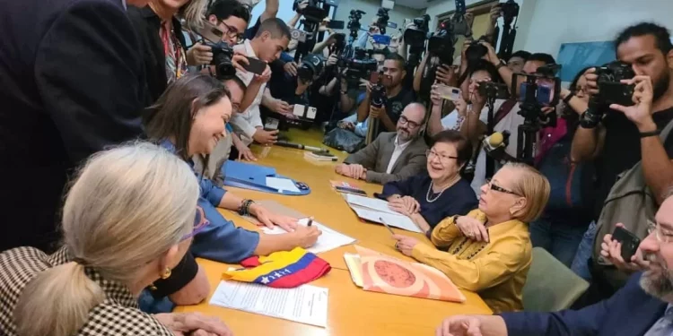 Caracas: María Corina Machado inscribió su candidatura a la primaria
