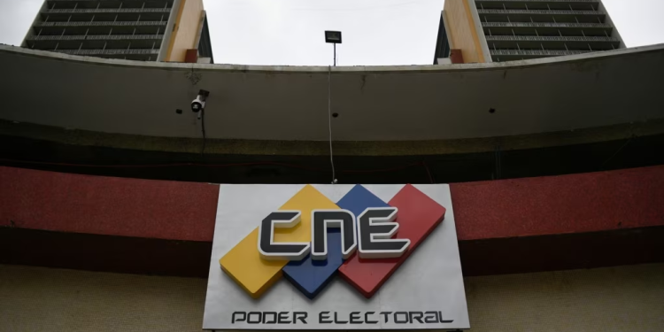 Fotografía de la fachada de la sede principal del poder electoral venezolano, en Caracas, tomada el 15 de junio de 2020. El Parlamento espera renovar su directiva en breve.