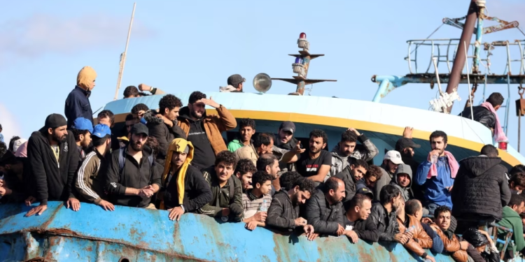 Decenas se ahogan en el naufragio de inmigrantes más mortífero frente a Grecia este año