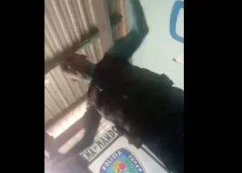 Apure: Policía golpea en la cara a empleado de un hospital (+ Video)