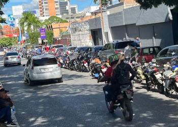 Venezolanos enfrentan nueva crisis ante escasez de combustible