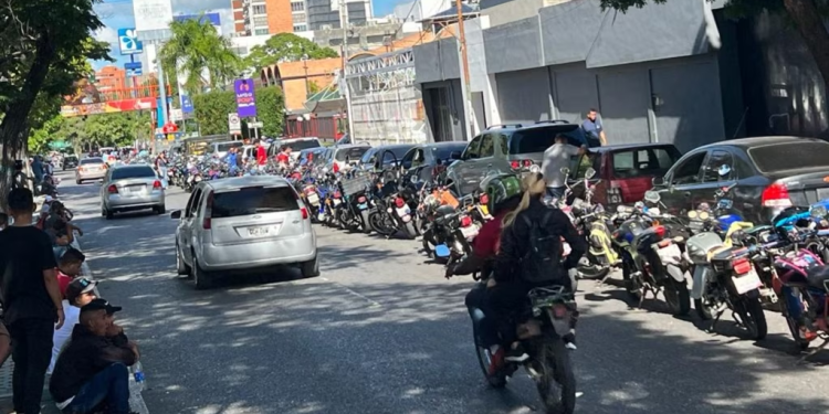 Venezolanos enfrentan nueva crisis ante escasez de combustible