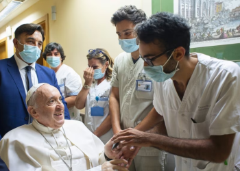 Vaticano: Papa pasa segunda noche en clínica, prosigue recuperación