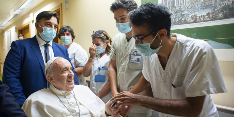 Vaticano: Papa pasa segunda noche en clínica, prosigue recuperación