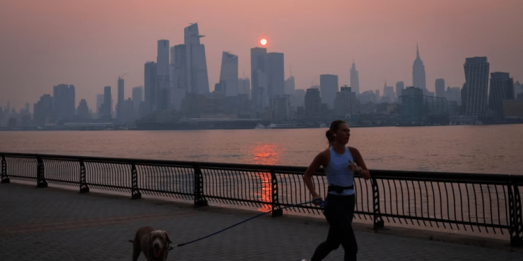 Alerta por incendios forestales en Canadá que cubren de humo ciudades en EEUU