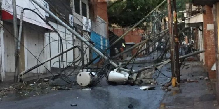 La Guaira: Fuertes vientos tumban postes y transformadores en comunidades
