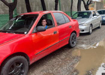 Venezuela: Vuelve “el calvario” de las largas colas para surtirse de gasolina en el país