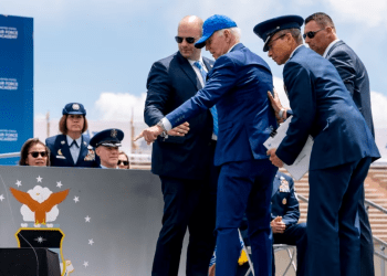 EEUU: Biden tropieza y cae durante ceremonia de graduación de la Fuerza Aérea, se recupera enseguida