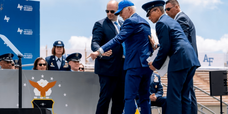 EEUU: Biden tropieza y cae durante ceremonia de graduación de la Fuerza Aérea, se recupera enseguida
