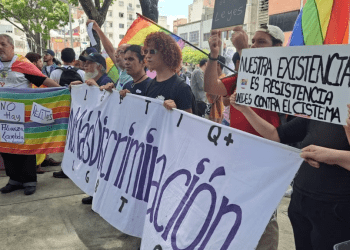 Activistas acudieron al Ministerio Público en Caracas para exigir el fin de la causa penal contra 33 miembros de la comunidad LGBTIQ+.