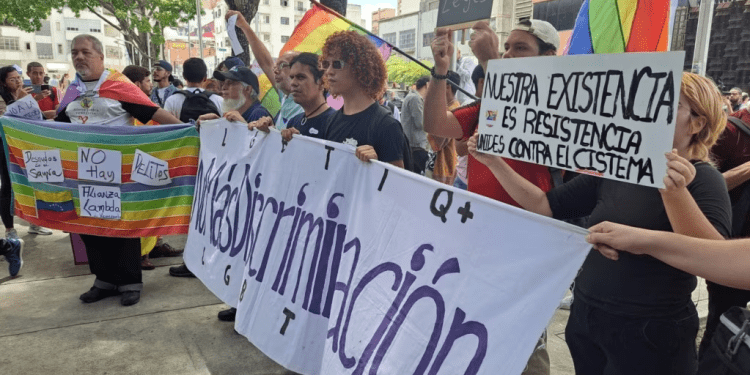 Activistas acudieron al Ministerio Público en Caracas para exigir el fin de la causa penal contra 33 miembros de la comunidad LGBTIQ+.