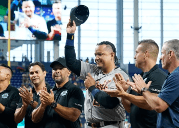 Miguel Cabrera, de los Tigres de Detroit, en la ceremonia antes de un partido de béisbol contra los Marlins, y junto a algunos de sus paisanos y expeloteros, como Aníbal Sánchez, Alex González y Martín Prado, el 28 de julio de 2023 en Miami.