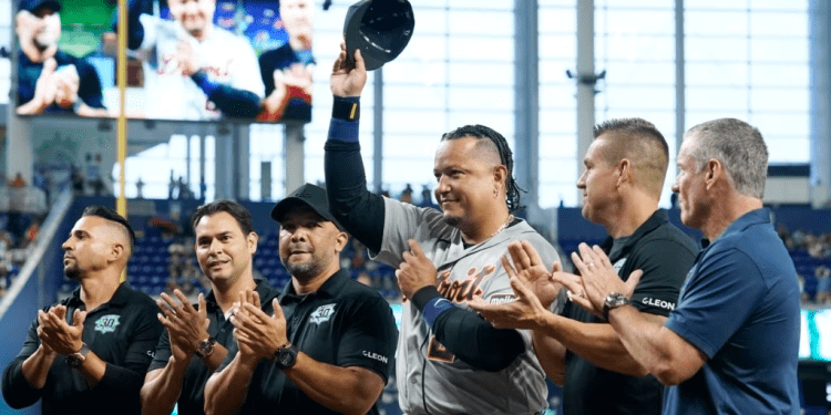 Miguel Cabrera, de los Tigres de Detroit, en la ceremonia antes de un partido de béisbol contra los Marlins, y junto a algunos de sus paisanos y expeloteros, como Aníbal Sánchez, Alex González y Martín Prado, el 28 de julio de 2023 en Miami.