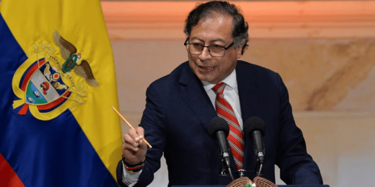 El presidente de Colombia, Gustavo Petro, pronuncia un discurso mientras asiste a la apertura de una nueva sesión legislativa del Congreso de Colombia, en Bogotá, el 20 de julio de 2023.