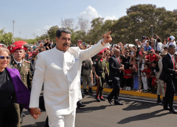Nicolás Maduro y su pareja Cilia Flores, a la izquierda, caminan por el parque de La Vereda del Lago en Maracaibo, durante un desfile militar para celebrar una fecha patria, el 24 de Julio de 2023. Estados Unidos ratificó que su oferta de recompensa por Maduro sigue "activa".