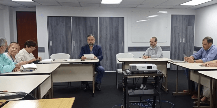Miembros de la Comisión Nacional de Primaria sostienen reunión para tramitar renuncia de una de sus integrantes.