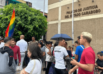 Activistas y familiares de los 33 hombres detenidos el fin de semana en un club de la comunidad LGBTIQ+ mientras exigían su liberación.
