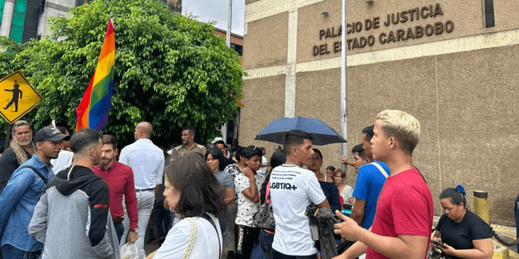 Activistas y familiares de los 33 hombres detenidos el fin de semana en un club de la comunidad LGBTIQ+ mientras exigían su liberación.