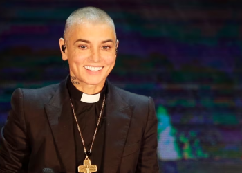 La cantante irlandesa Sinead O'Connor se presenta durante el programa de televisión estatal italiano RAI "Che Tempo che Fa", en Milán, Italia, el 5 de octubre de 2014.