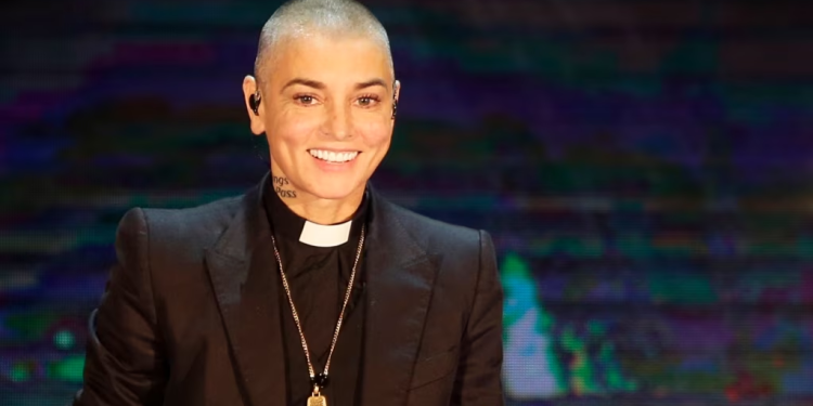 La cantante irlandesa Sinead O'Connor se presenta durante el programa de televisión estatal italiano RAI "Che Tempo che Fa", en Milán, Italia, el 5 de octubre de 2014.