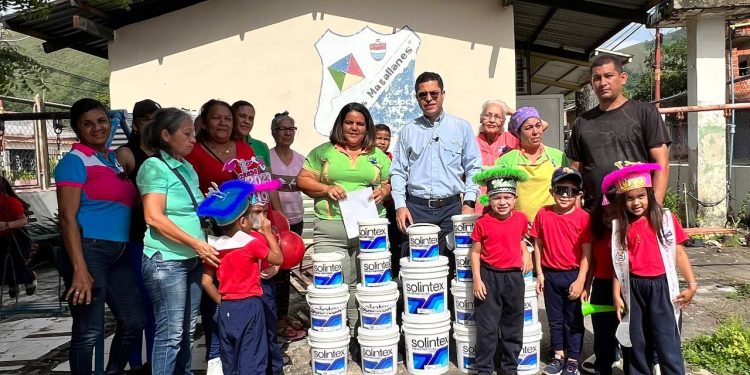 Alcalde de San Diego León Jurado, donó pinturas al C.E.I. Los Magallanes