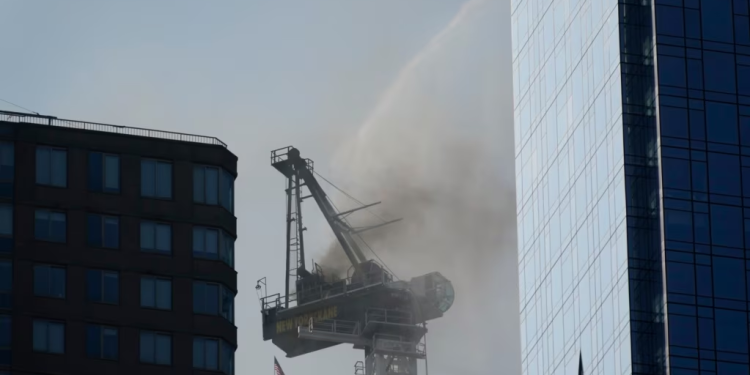 Una grúa de construcción en llamas en la ciudad de Nueva York el 26 de julio de 2023.