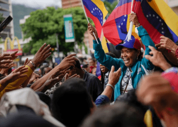 Una venezolana manifiesta durante la inscripción del candidato de Primero Justicia a la primaria opositora, Henrique Capriles Radonski, en Caracas, el 24 de junio de 2023.