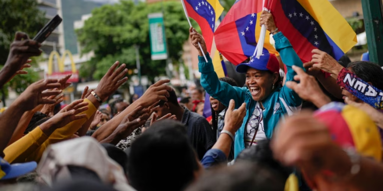 Una venezolana manifiesta durante la inscripción del candidato de Primero Justicia a la primaria opositora, Henrique Capriles Radonski, en Caracas, el 24 de junio de 2023.