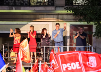 El presidente del gobierno español y líder del Partido Socialista Obrero Español, Pedro Sánchez, saluda desde una plataforma durante las elecciones generales del 23 de julio de 2023.