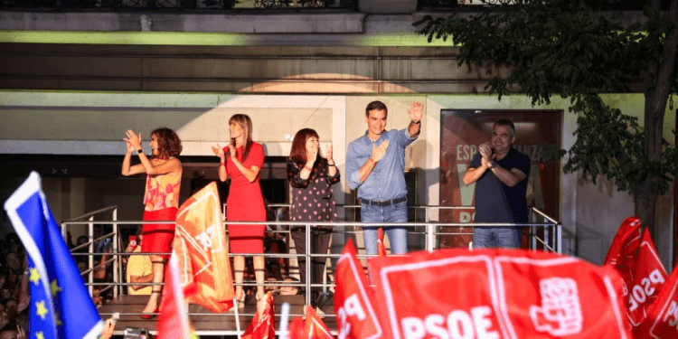El presidente del gobierno español y líder del Partido Socialista Obrero Español, Pedro Sánchez, saluda desde una plataforma durante las elecciones generales del 23 de julio de 2023.