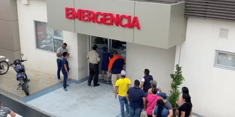 Un grupo de personas frente al Hospital Rodríguez Zambrano de la ciudad de Manta, Ecuador, donde fue conducido el alcalde Agustín Intriago después de ser baleado el 23 de julio de 2023. La foto es una captura de pantalla de redes sociales divulgada por Reuters.