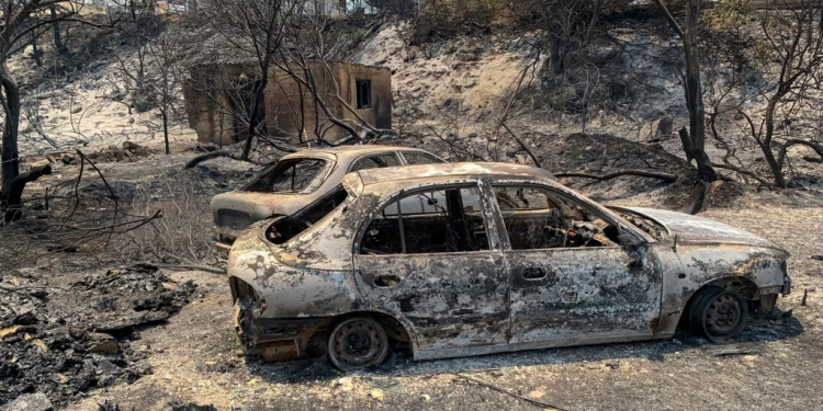 Autos calcinados por los incendios forestales en la isla griega de Rodas, en el mar Egeo, el 23 de julio de 2023.