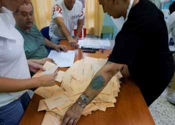 Trabajadores electorales cuentan boletas en un punto de votación de las elecciones de España el 23 de julio de 2023.