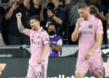 Leo Messi celebra su tanto ante el Cruz Azul en el Drive Pink Stadium de Fort Lauderdale, el 21 de julio de 2023, en su debut con el Inter Miami